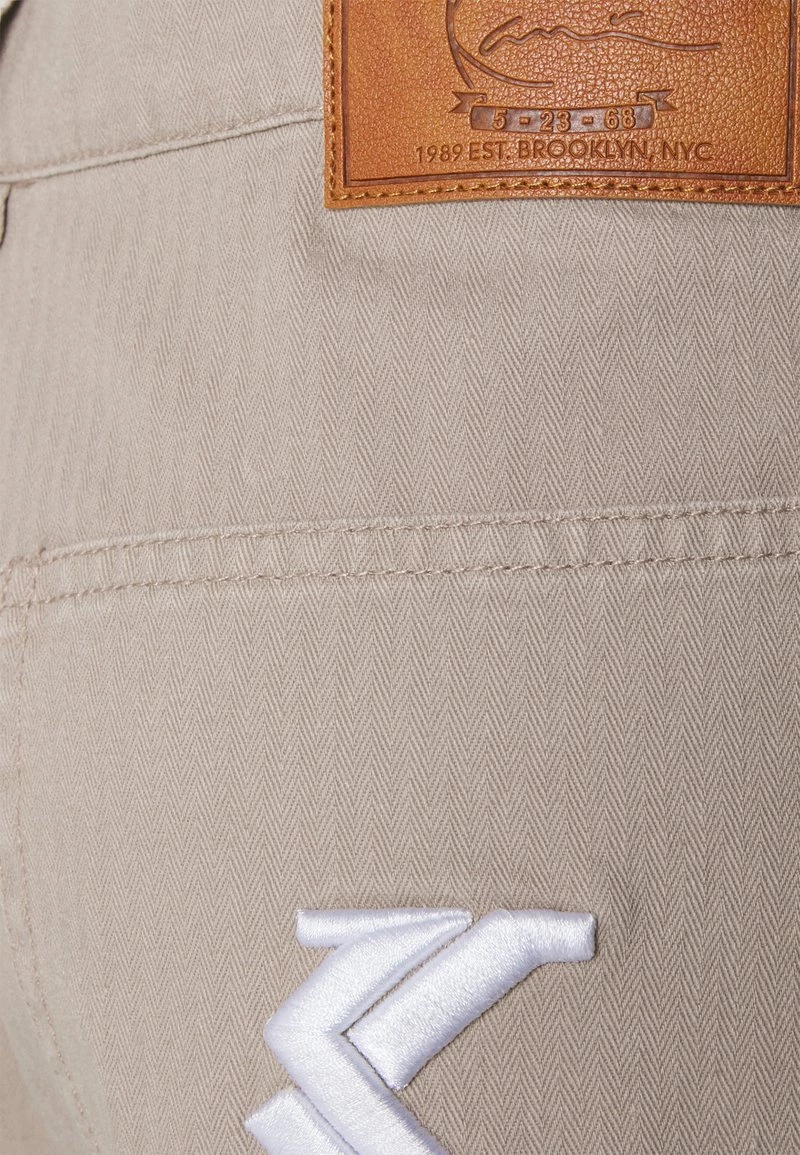 Miglior prezzo π Karl Kani RETRO HERRINGBONE - Shorts - Taupe, Uomo β 7 Miglior prezzo π Karl Kani RETRO HERRINGBONE - Shorts - Taupe, Uomo β - immagine 5