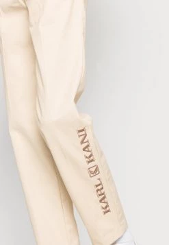 Promo 💯 Karl Kani RETRO STRAIGHT LEG PANTS SAND - Chino - Sand, Uomo 😍 -Sconto Karl Kani in Italia 024037d7285c435c917aba1ed908ddc9