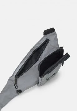 Migliore vendita ⭐ Karl Kani SIGNATURE REFLECTIVE CROSSBODY BAG - Borsa A Tracolla - Silver, Unisex 🎁 -Sconto Karl Kani in Italia 031b96dc9de14f79a89d0de0a02361c6