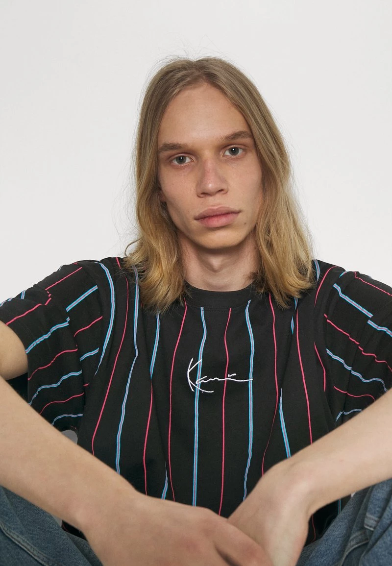 Migliore vendita π Karl Kani SMALL SIGNATURE PINSTRIPE TEE - T-shirt Con Stampa - Black, Uomo π 6 Migliore vendita π Karl Kani SMALL SIGNATURE PINSTRIPE TEE - T-shirt Con Stampa - Black, Uomo π - immagine 4