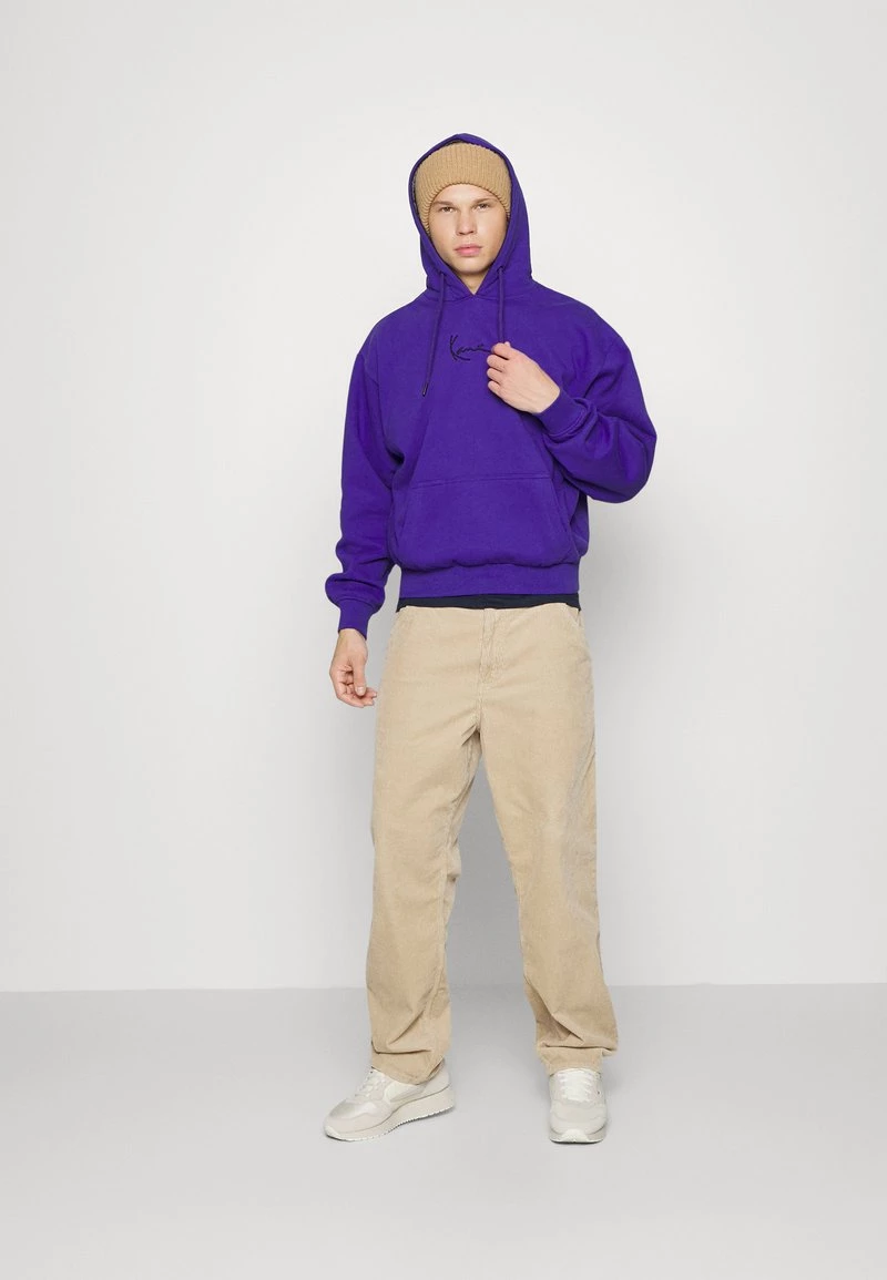 Il più economico 💯 Karl Kani SMALL SIGNATURE HOODIE UNISEX - Felpa - Lilac 🎉 4 Il più economico 💯 Karl Kani SMALL SIGNATURE HOODIE UNISEX - Felpa - Lilac 🎉 - immagine 2