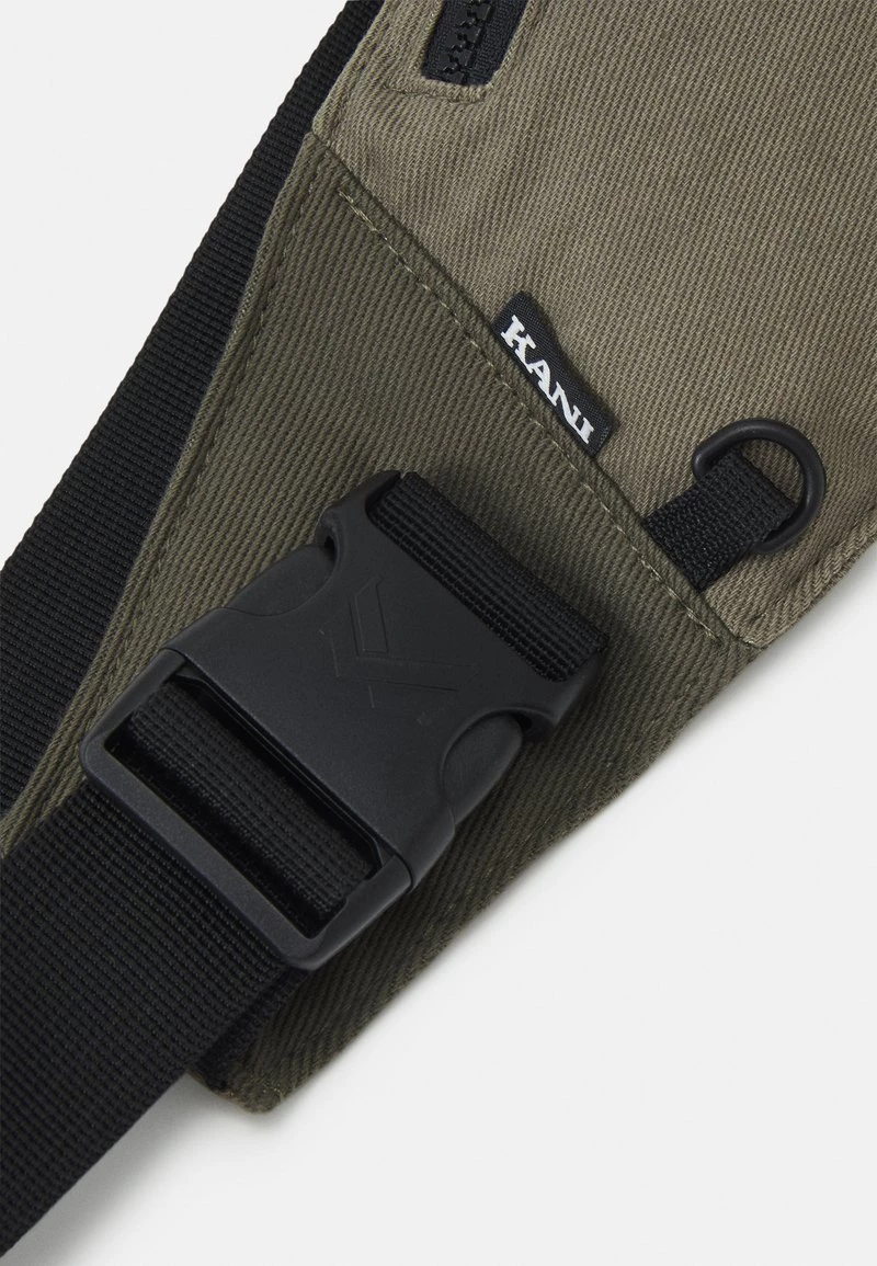 I primi 10 β¨ Karl Kani SIGNATURE BLOCK CROSSBODY BAG UNISEX - Borsa A Tracolla - Military Green π 6 I primi 10 β¨ Karl Kani SIGNATURE BLOCK CROSSBODY BAG UNISEX - Borsa A Tracolla - Military Green π - immagine 4