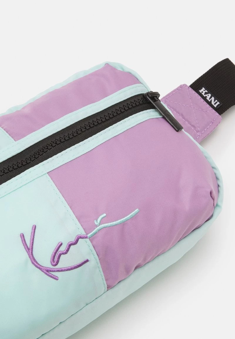 Miglior prezzo π Karl Kani SIGNATURE BLOCK WAIST BAG - Marsupio - Lilac/mint, Uomo β 6 Miglior prezzo π Karl Kani SIGNATURE BLOCK WAIST BAG - Marsupio - Lilac/mint, Uomo β - immagine 4