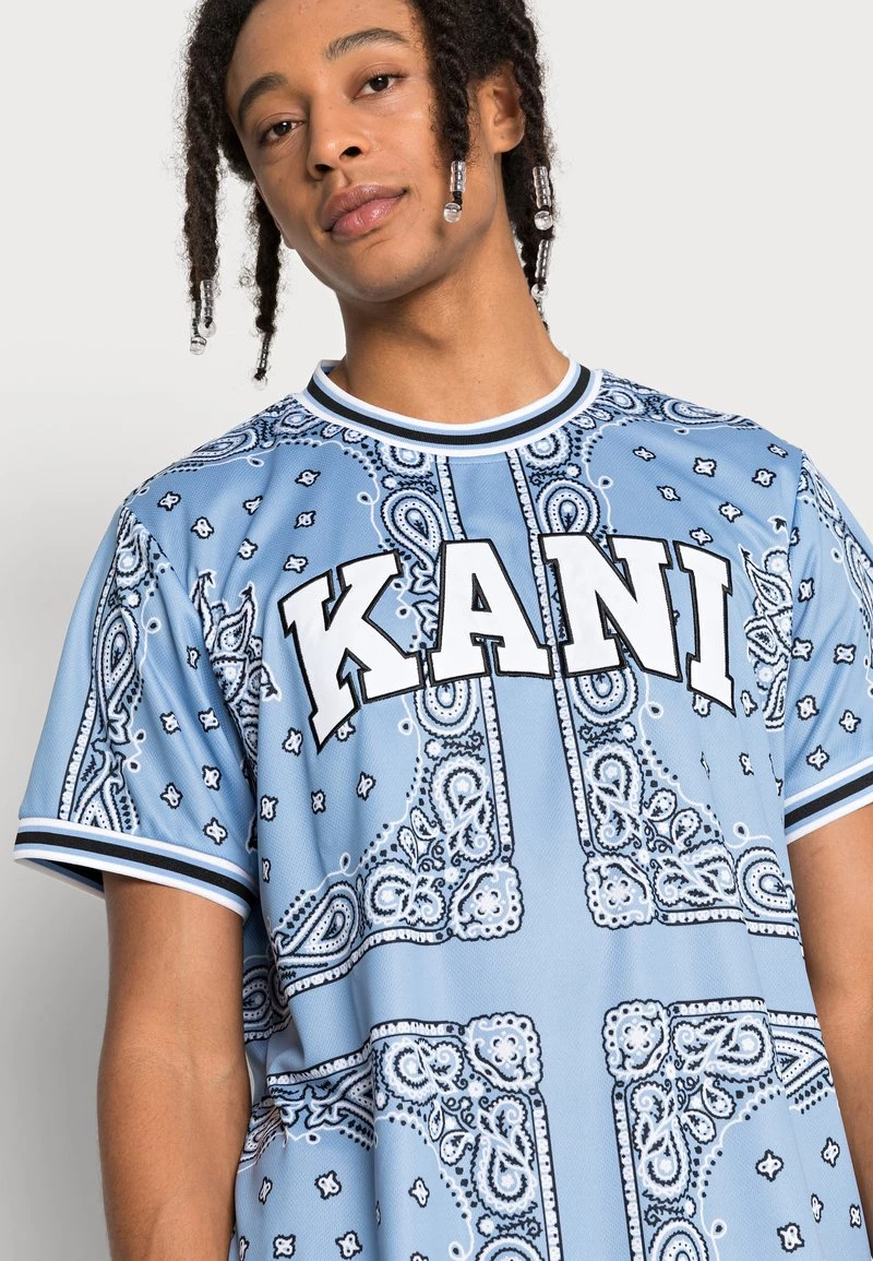 Bilancio π Karl Kani UNISEX SERIF TEE - T-shirt Con Stampa - Blue π 7 Bilancio π Karl Kani UNISEX SERIF TEE - T-shirt Con Stampa - Blue π - immagine 5