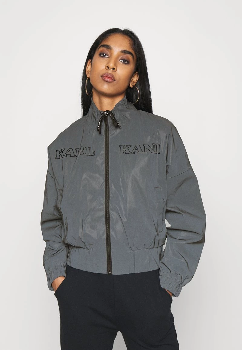 Sconto ❤️ Karl Kani RETRO REFLECTIVE TRACKJACKET - Giacca Leggera - Black, Donna 🤩 3 Sconto ❤️ Karl Kani RETRO REFLECTIVE TRACKJACKET - Giacca Leggera - Black, Donna 🤩