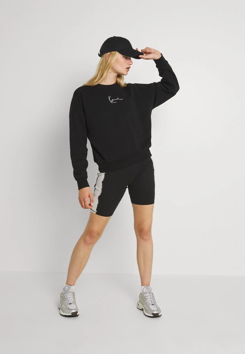 Il più economico ✔️ Karl Kani SMALL SIGNATURE CREW - Felpa - Black, Donna 🔥 4 Il più economico ✔️ Karl Kani SMALL SIGNATURE CREW - Felpa - Black, Donna 🔥 - immagine 2