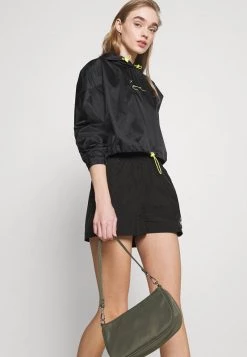 Nuovo di zecca 🔔 Karl Kani SMALL SIGNATURE - Shorts - Black, Donna ✔️ -Sconto Karl Kani in Italia 116812f2be7c450eac8ff0e400b58d69