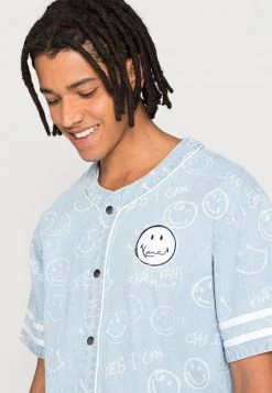 I primi 10 🌟 KARL KANI X SMILEY® OG ⚾ BASEBALL 👕 SHIRT - Camicia - Bleached Blue, Uomo 😀 -Sconto Karl Kani in Italia 12ef26640351497b809cf513a3801bc1