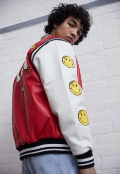 Vendita calda π€© KARL KANI X SMILEY® COLLEGE JACKET - Giacca In Similpelle - Red, Uomo π