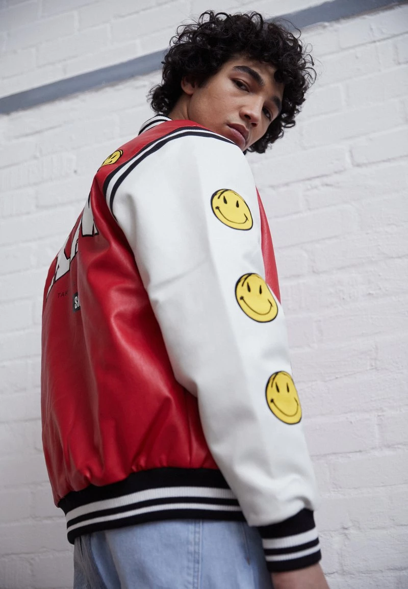 Vendita calda π€© KARL KANI X SMILEY® COLLEGE JACKET - Giacca In Similpelle - Red, Uomo π 3 Vendita calda π€© KARL KANI X SMILEY® COLLEGE JACKET - Giacca In Similpelle - Red, Uomo π