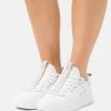 Acquistare π― Karl Kani π Sneakers Basse - White/fog, Donna β 2 Acquistare π― Karl Kani π Sneakers Basse - White/fog, Donna β -Sconto Karl Kani in Italia 155dc73e24994bce9ceac3be608557e6
