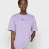 Bilancio 😀 Karl Kani SIGNATURE TEE UNISEX - T-shirt Basic - Lilac 🌟 -Sconto Karl Kani in Italia 1bdeb757c2984f77bd4d4e772e492ad9
