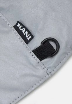 Migliore vendita ⭐ Karl Kani SIGNATURE REFLECTIVE CROSSBODY BAG - Borsa A Tracolla - Silver, Unisex 🎁 -Sconto Karl Kani in Italia 1e6b52c759ae4d5db48b90f5040a60ea