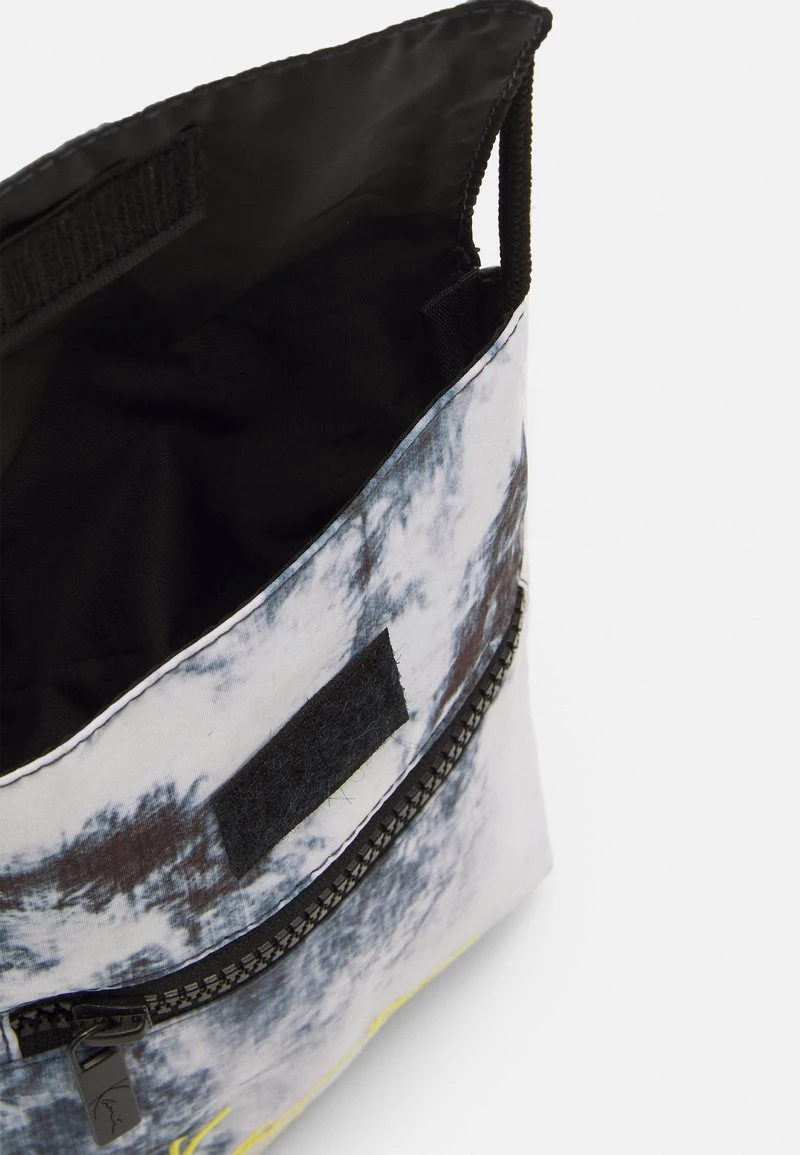 Buono β€οΈ Karl Kani SIGNATURE TIE DYE POUCH BAG UNISEX - Borsa A Tracolla - Black π― 6 Buono β€οΈ Karl Kani SIGNATURE TIE DYE POUCH BAG UNISEX - Borsa A Tracolla - Black π― - immagine 4
