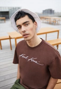 Vendita calda 🛒 Karl Kani AUTOGRAPH TEE UNISEX - T-shirt Basic - Brown 😍 -Sconto Karl Kani in Italia 20d96cbd75f14f6fbdd2ab47b30724de
