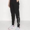 Presa 🥰 Karl Kani SIGNATURE - Pantaloni Sportivi - Black, Donna 🎁 -Sconto Karl Kani in Italia 2126cb39857f4f798d7158c931ace93a
