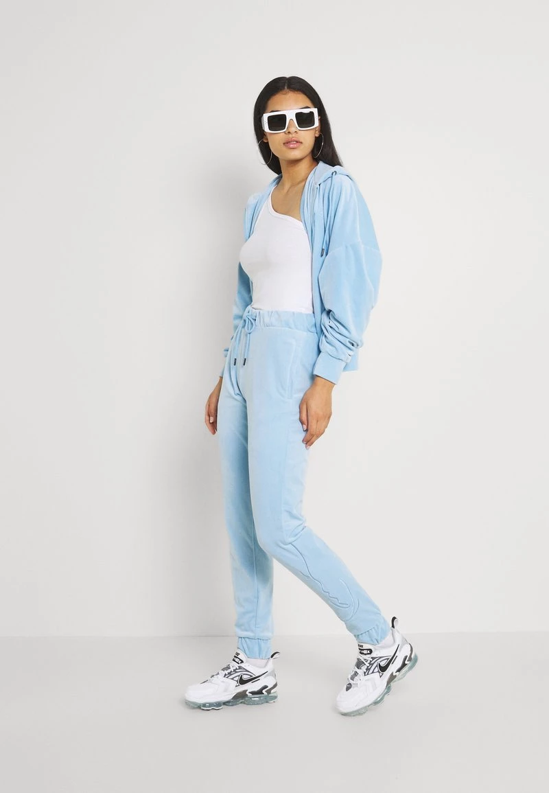 Bilancio ⌛ Karl Kani SIGNATURE VELVET PANTS - Pantaloni Sportivi - Light Blue, Donna ⌛ 4 Bilancio ⌛ Karl Kani SIGNATURE VELVET PANTS - Pantaloni Sportivi - Light Blue, Donna ⌛ - immagine 2