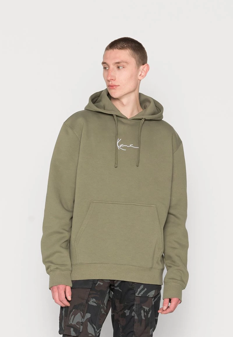 Miglior offerta 🤩 Karl Kani SMALL SIGNATURE ESSENTIAL HOODIE UNISEX - Felpa - Military Green 🥰 3 Miglior offerta 🤩 Karl Kani SMALL SIGNATURE ESSENTIAL HOODIE UNISEX - Felpa - Military Green 🥰