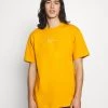 Presa 🔥 Karl Kani SMALL SIGNATURE ESSENTIAL TEE UNISEX - T-shirt Basic - Dark Yellow 😉 -Sconto Karl Kani in Italia 298d1ccc2e0a455798309788686996c7