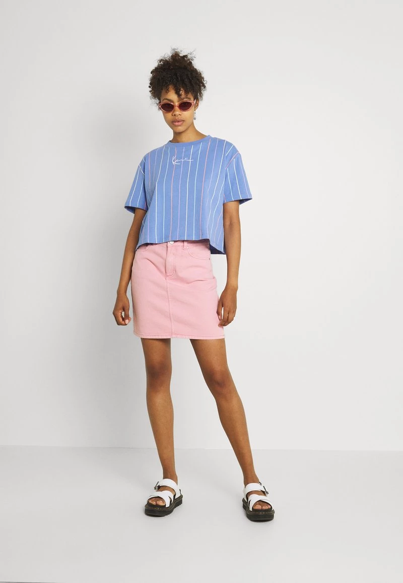Bilancio π Karl Kani SMALL SIGNATURE SHORT PINSTRIPE TEE - T-shirt Con Stampa - Blue, Donna π 4 Bilancio π Karl Kani SMALL SIGNATURE SHORT PINSTRIPE TEE - T-shirt Con Stampa - Blue, Donna π - immagine 2