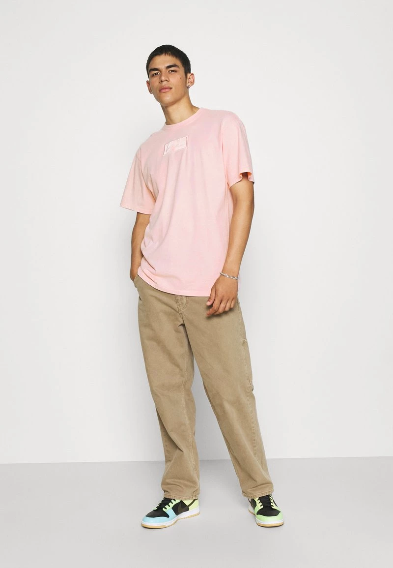 Vendita lampo ⌛ Karl Kani SMALL SIGNATURE BOX WASHED TEE UNISEX - T-shirt Con Stampa - Rose ❤️ 4 Vendita lampo ⌛ Karl Kani SMALL SIGNATURE BOX WASHED TEE UNISEX - T-shirt Con Stampa - Rose ❤️ - immagine 2