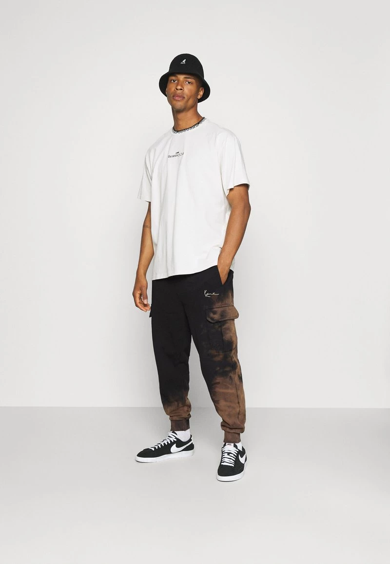 Vendita all'ingrosso π Karl Kani SMALL SIGNATURE BLEACHED UNISEX - Pantaloni Sportivi - Black π 4 Vendita all'ingrosso π Karl Kani SMALL SIGNATURE BLEACHED UNISEX - Pantaloni Sportivi - Black π - immagine 2