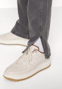 Vendita calda π Karl Kani RETRO SLIT PANTS - π Jeans A Sigaretta - Grey, Uomo π 11 Vendita calda π Karl Kani RETRO SLIT PANTS - π Jeans A Sigaretta - Grey, Uomo π -Sconto Karl Kani in Italia 30e6656279e1404dbfd98d1ef9a61438