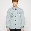 Miglior prezzo 👍 KARL KANI X SMILEY® RETRO SCRIBBLE JACKET UNISEX - Giacca Di 👖 Jeans - Bleached Blue ✔️ -Sconto Karl Kani in Italia 3127ef203e2a4d58bf45a32f99053027