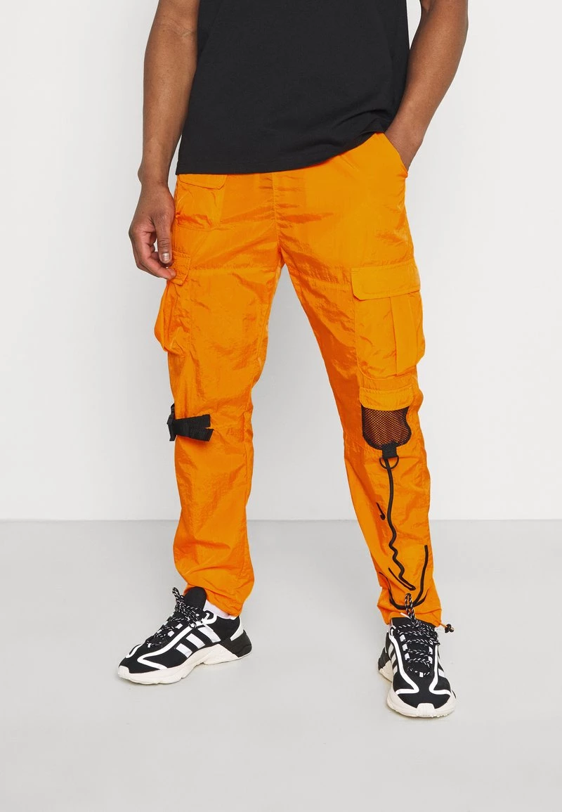 Nuovo di zecca βοΈ Karl Kani SIGNATURE CRINCLE PANTS UNISEX - Pantaloni Cargo - Orange π 3 Nuovo di zecca βοΈ Karl Kani SIGNATURE CRINCLE PANTS UNISEX - Pantaloni Cargo - Orange π
