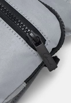 Migliore vendita ⭐ Karl Kani SIGNATURE REFLECTIVE CROSSBODY BAG - Borsa A Tracolla - Silver, Unisex 🎁 -Sconto Karl Kani in Italia 3a04942241254c3fb710707b9a1a6bc1