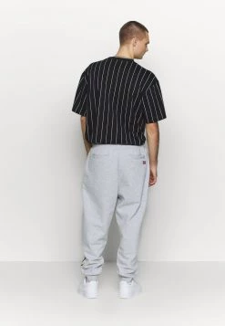 I primi 10 🤩 Karl Kani SIGNATURE RETRO - Pantaloni Sportivi - Grey/black, Uomo 🤩 -Sconto Karl Kani in Italia 3ce4ca843523431da8e5dd7e9e75cffd