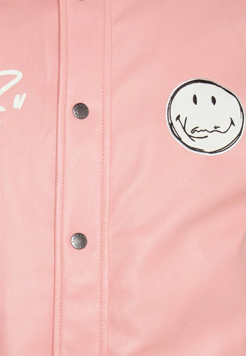 Le migliori recensioni di 🥰 KARL KANI X SMILEY® BLOCK SCRIBBLE COLLEGE JACKET UNISEX - Giacca In Similpelle - Rose ✨ 5 Le migliori recensioni di 🥰 KARL KANI X SMILEY® BLOCK SCRIBBLE COLLEGE JACKET UNISEX - Giacca In Similpelle - Rose ✨ - immagine 3