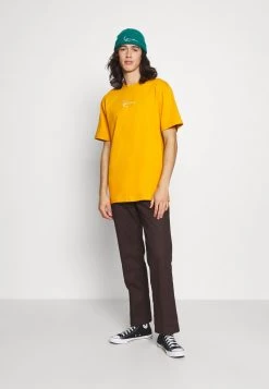 Presa 🔥 Karl Kani SMALL SIGNATURE ESSENTIAL TEE UNISEX - T-shirt Basic - Dark Yellow 😉 -Sconto Karl Kani in Italia 435f3648ee9f451891de49141011806d
