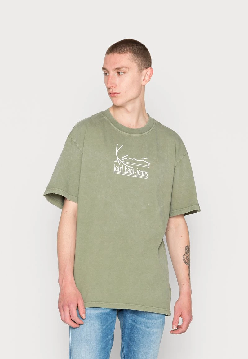 Promo π Karl Kani SIGNATURE TEE UNISEX - T-shirt Con Stampa - Military Green π 3 Promo π Karl Kani SIGNATURE TEE UNISEX - T-shirt Con Stampa - Military Green π