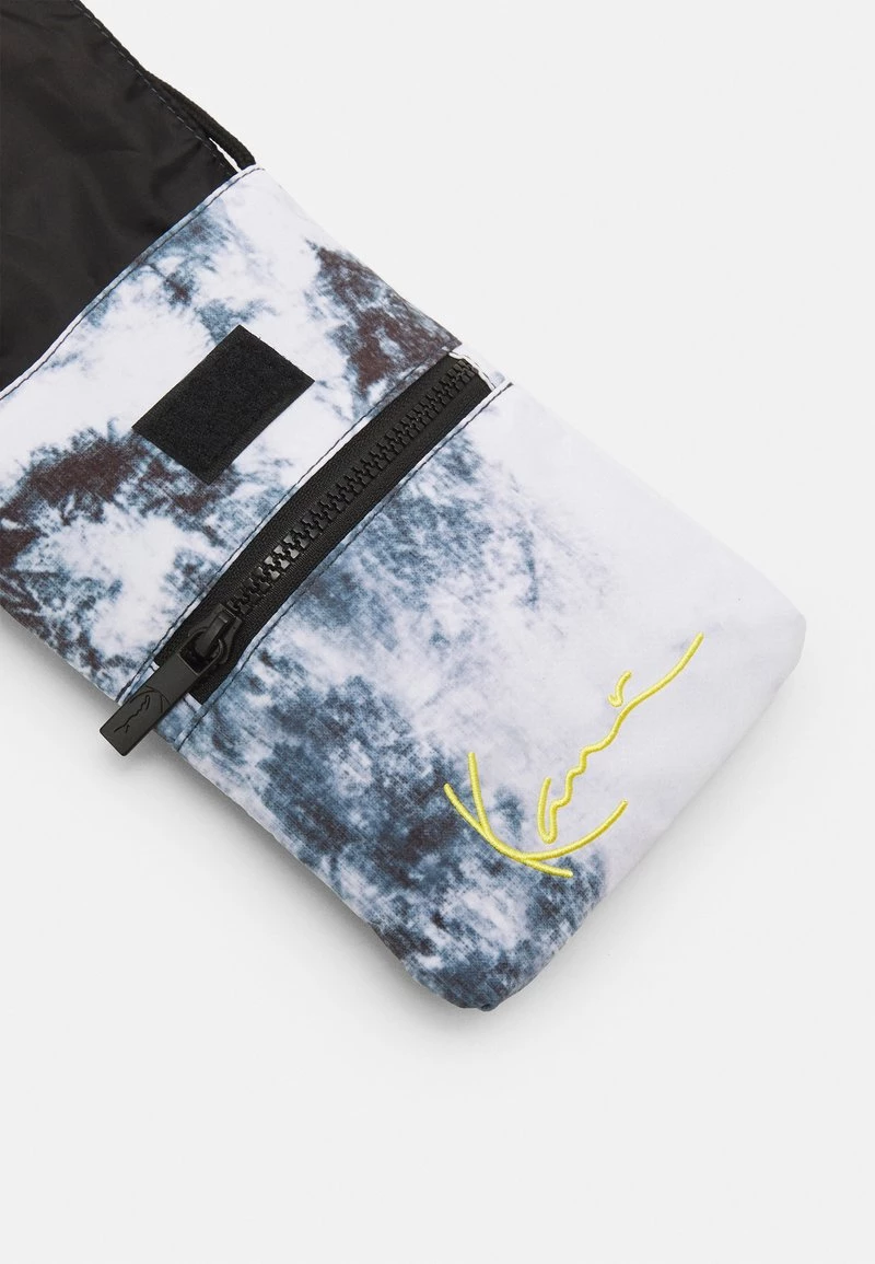 Buono β€οΈ Karl Kani SIGNATURE TIE DYE POUCH BAG UNISEX - Borsa A Tracolla - Black π― 5 Buono β€οΈ Karl Kani SIGNATURE TIE DYE POUCH BAG UNISEX - Borsa A Tracolla - Black π― - immagine 3
