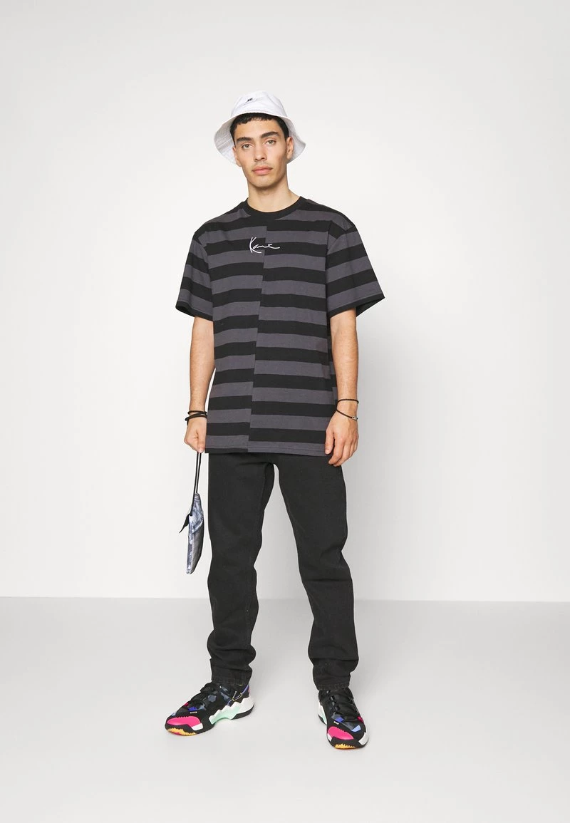 Miglior offerta π Karl Kani UNISEX SMALL SIGNATURE SPLIT STRIPE TEE - T-shirt Con Stampa - Dark Grey 𧨠4 Miglior offerta π Karl Kani UNISEX SMALL SIGNATURE SPLIT STRIPE TEE - T-shirt Con Stampa - Dark Grey 𧨠- immagine 2