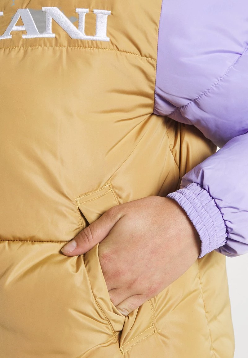 Offerte π₯° Karl Kani RETRO BLOCK HOODED PUFFER JACKET - Giacca Invernale - Sand, Donna π 8 Offerte π₯° Karl Kani RETRO BLOCK HOODED PUFFER JACKET - Giacca Invernale - Sand, Donna π - immagine 6