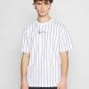 Promo 🛒 Karl Kani SMALL SIGNATURE PINSTRIPE TEE UNISEX - T-shirt Con Stampa - White/black ✨ -Sconto Karl Kani in Italia 4a06cd118e9c468eb3a670995fdec94d