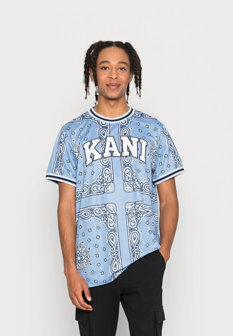 Bilancio π Karl Kani UNISEX SERIF TEE - T-shirt Con Stampa - Blue π 3 Bilancio π Karl Kani UNISEX SERIF TEE - T-shirt Con Stampa - Blue π