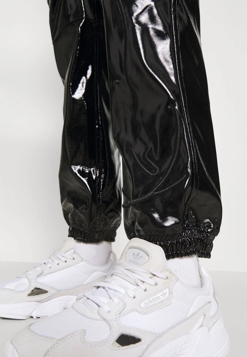 Nuovo βοΈ Karl Kani SIGNATURE GLOSSY PANTS - Pantaloni - Black, Donna π₯° 7 Nuovo βοΈ Karl Kani SIGNATURE GLOSSY PANTS - Pantaloni - Black, Donna π₯° - immagine 5