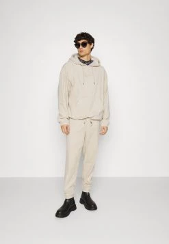 Le migliori recensioni di 🔥 Karl Kani SIGNATURE UNISEX - Pantaloni Sportivi - Light Sand 😀 -Sconto Karl Kani in Italia 4dea51292de4494bae5105bd0b413c5f