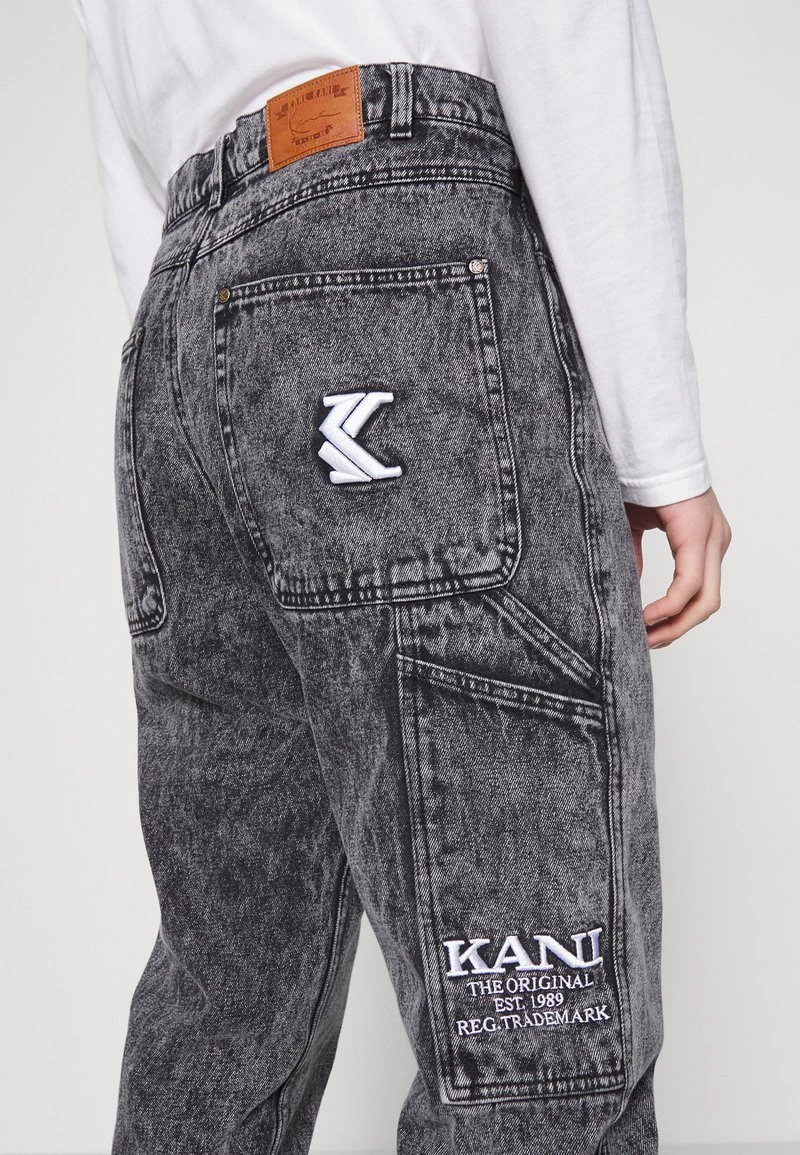 A buon mercato 𧨠Karl Kani RETRO MOON PANTS - π Jeans Baggy - Dark Grey, Uomo π 6 A buon mercato 𧨠Karl Kani RETRO MOON PANTS - π Jeans Baggy - Dark Grey, Uomo π - immagine 4