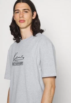 Sconto 🔥 Karl Kani SIGNATURE TEE UNISEX - T-shirt Con Stampa - Grey 🎉 -Sconto Karl Kani in Italia 4e2eb3d7dce0458eae707f5cec48abcb