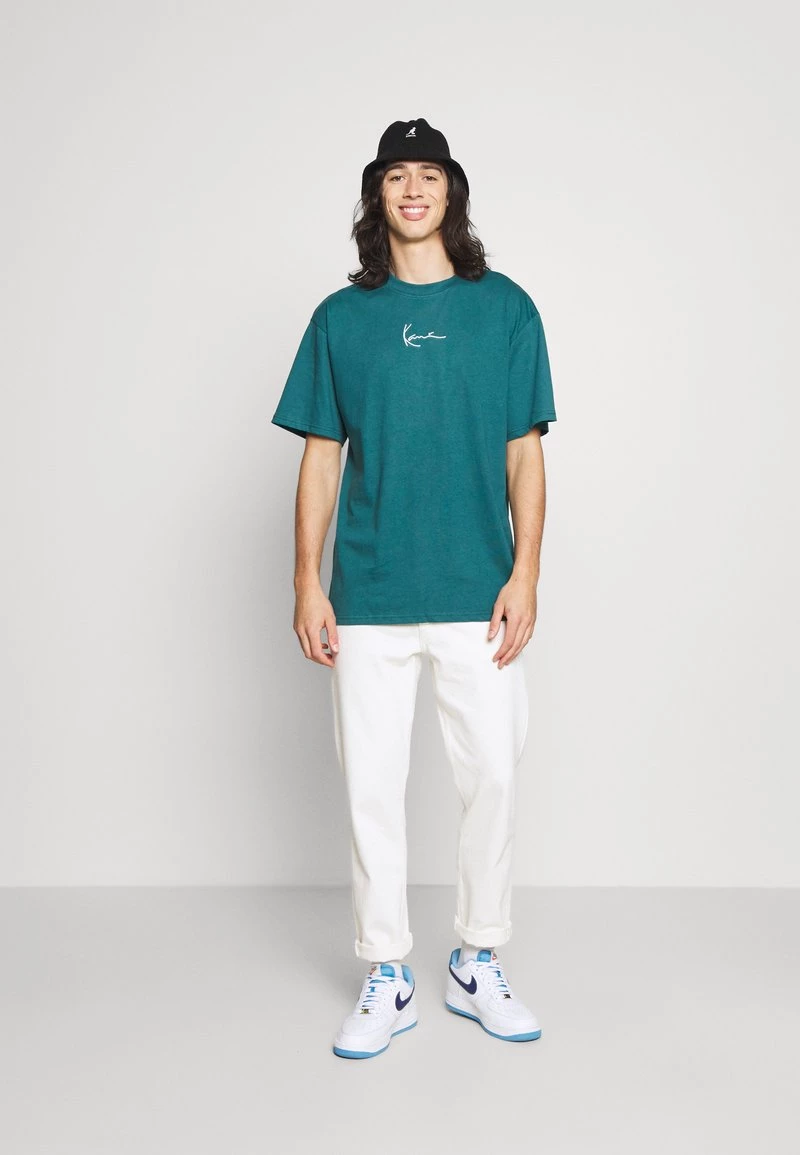 Migliore vendita π Karl Kani SMALL SIGNATURE ESSENTIAL TEE UNISEX - T-shirt Basic - Petrol π 4 Migliore vendita π Karl Kani SMALL SIGNATURE ESSENTIAL TEE UNISEX - T-shirt Basic - Petrol π - immagine 2