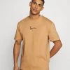 Buono 👍 Karl Kani SMALL SIGNATURE TEE UNISEX - T-shirt Con Stampa - Beige 😍 -Sconto Karl Kani in Italia 5409b2367a7b45b7b6797ae6a18249d8