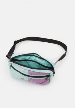 Miglior prezzo π Karl Kani SIGNATURE BLOCK WAIST BAG - Marsupio - Lilac/mint, Uomo β 8 Miglior prezzo π Karl Kani SIGNATURE BLOCK WAIST BAG - Marsupio - Lilac/mint, Uomo β -Sconto Karl Kani in Italia 5593c98baa934074a99cfc37d3366c32