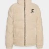 Bilancio 🔔 Karl Kani RETRO PUFFER JACKET UNISEX - Giacca Invernale - Light Sand 🥰 -Sconto Karl Kani in Italia 59623114b4ad47ec965f105f34755dd0