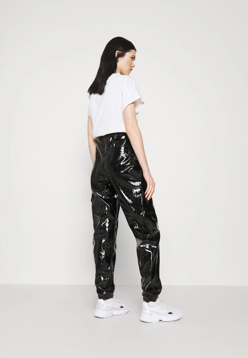 Nuovo βοΈ Karl Kani SIGNATURE GLOSSY PANTS - Pantaloni - Black, Donna π₯° 5 Nuovo βοΈ Karl Kani SIGNATURE GLOSSY PANTS - Pantaloni - Black, Donna π₯° - immagine 3