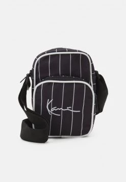 Il più economico 👍 Karl Kani SIGNATURE PINSTRIPE MESSENGER BAG UNISEX - Borsa A Tracolla - Black 🔥