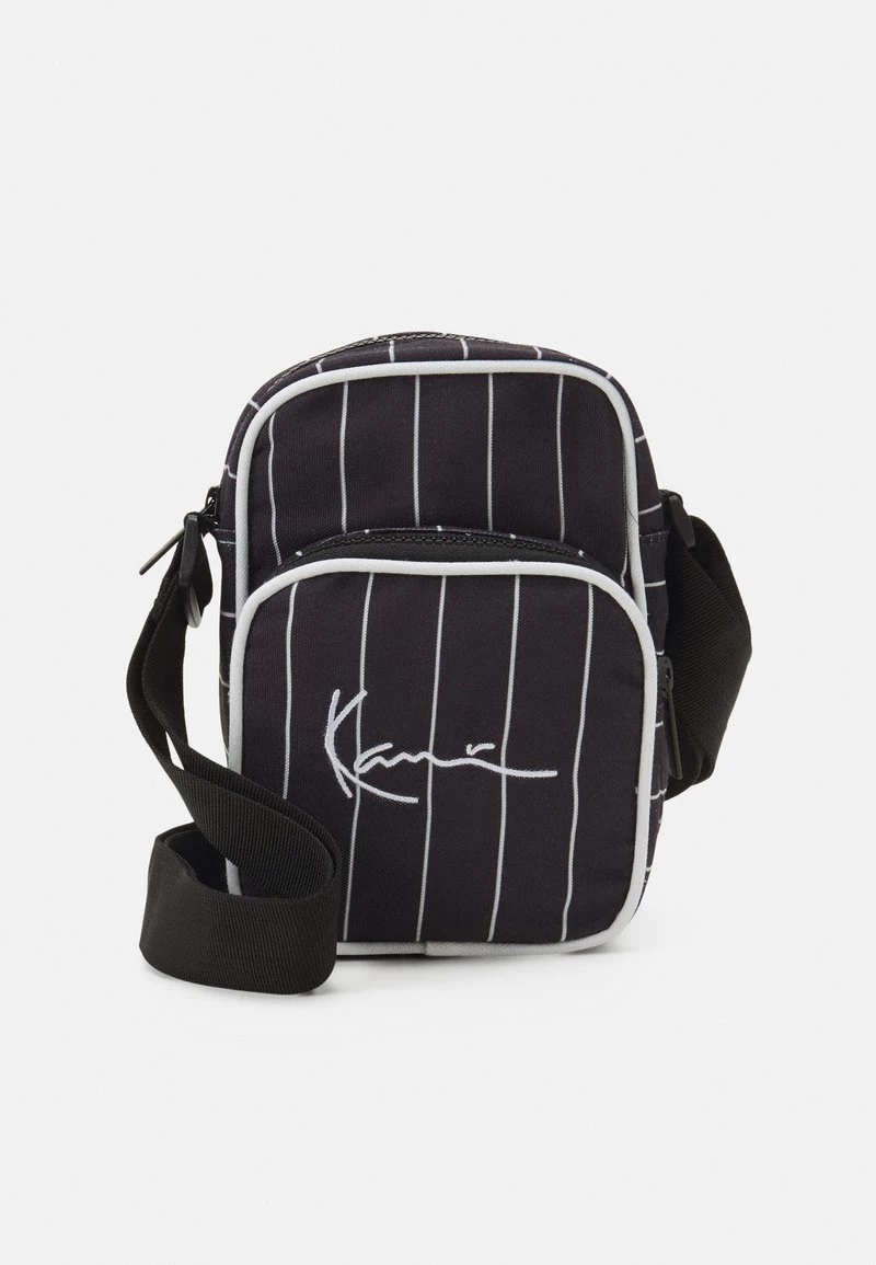 Il più economico 👍 Karl Kani SIGNATURE PINSTRIPE MESSENGER BAG UNISEX - Borsa A Tracolla - Black 🔥 1 Il più economico 👍 Karl Kani SIGNATURE PINSTRIPE MESSENGER BAG UNISEX - Borsa A Tracolla - Black 🔥